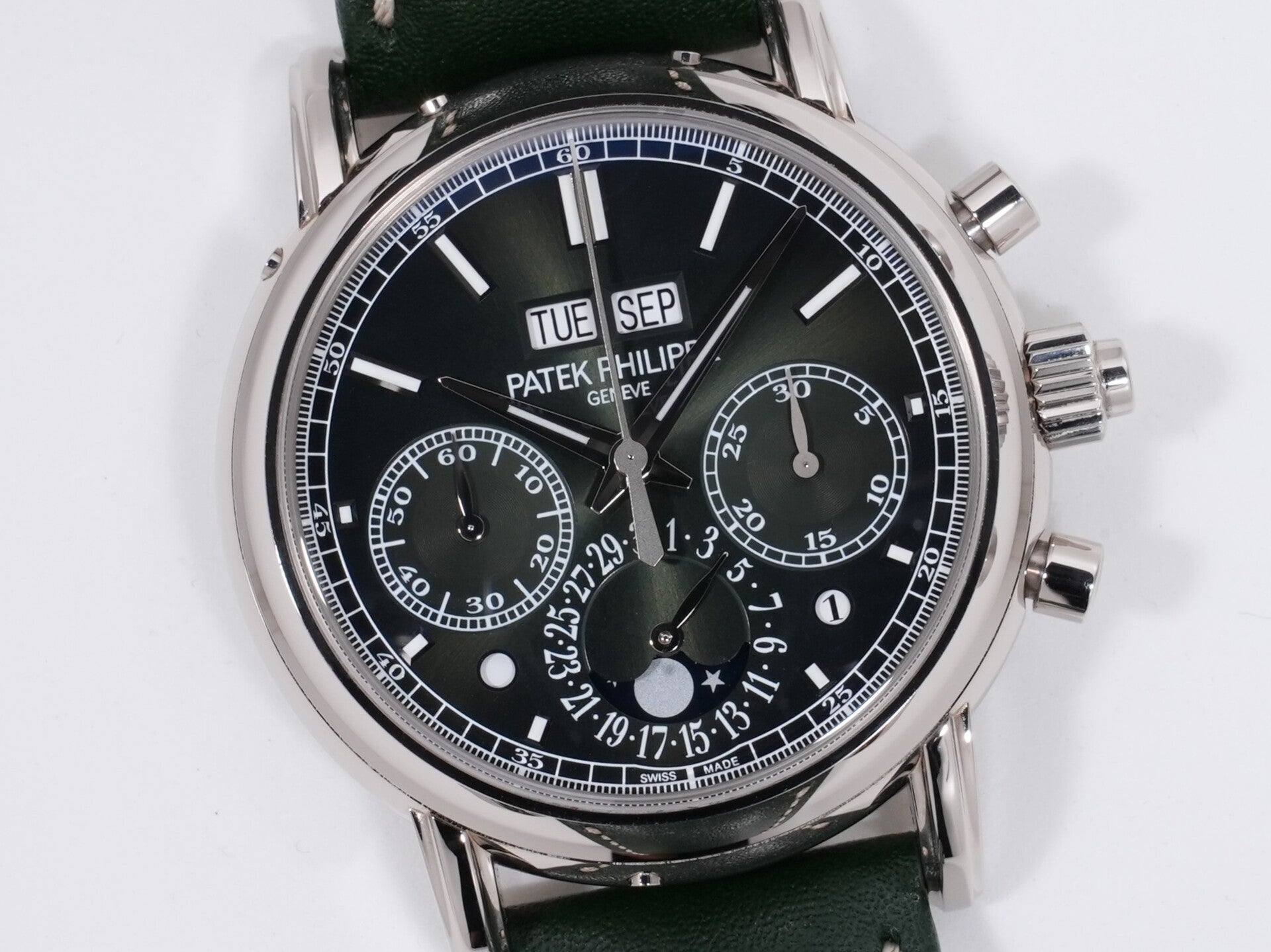 Patek Philippe Perpetual Calendar Split-Second Chronograph Ref. 5204G-001, 18K White Gold, Olive Green Sunburst Dial, Pre-owned (Beautiful Condition)  i9oanzws
