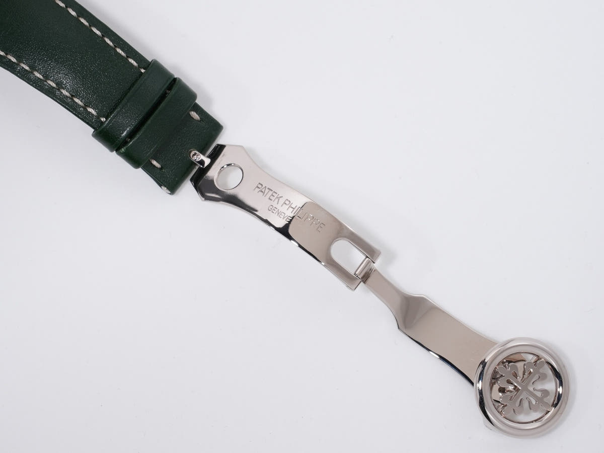 Patek Philippe Perpetual Calendar Split-Second Chronograph Ref. 5204G-001, 18K White Gold, Olive Green Sunburst Dial, Pre-owned (Beautiful Condition)  i9oanzws