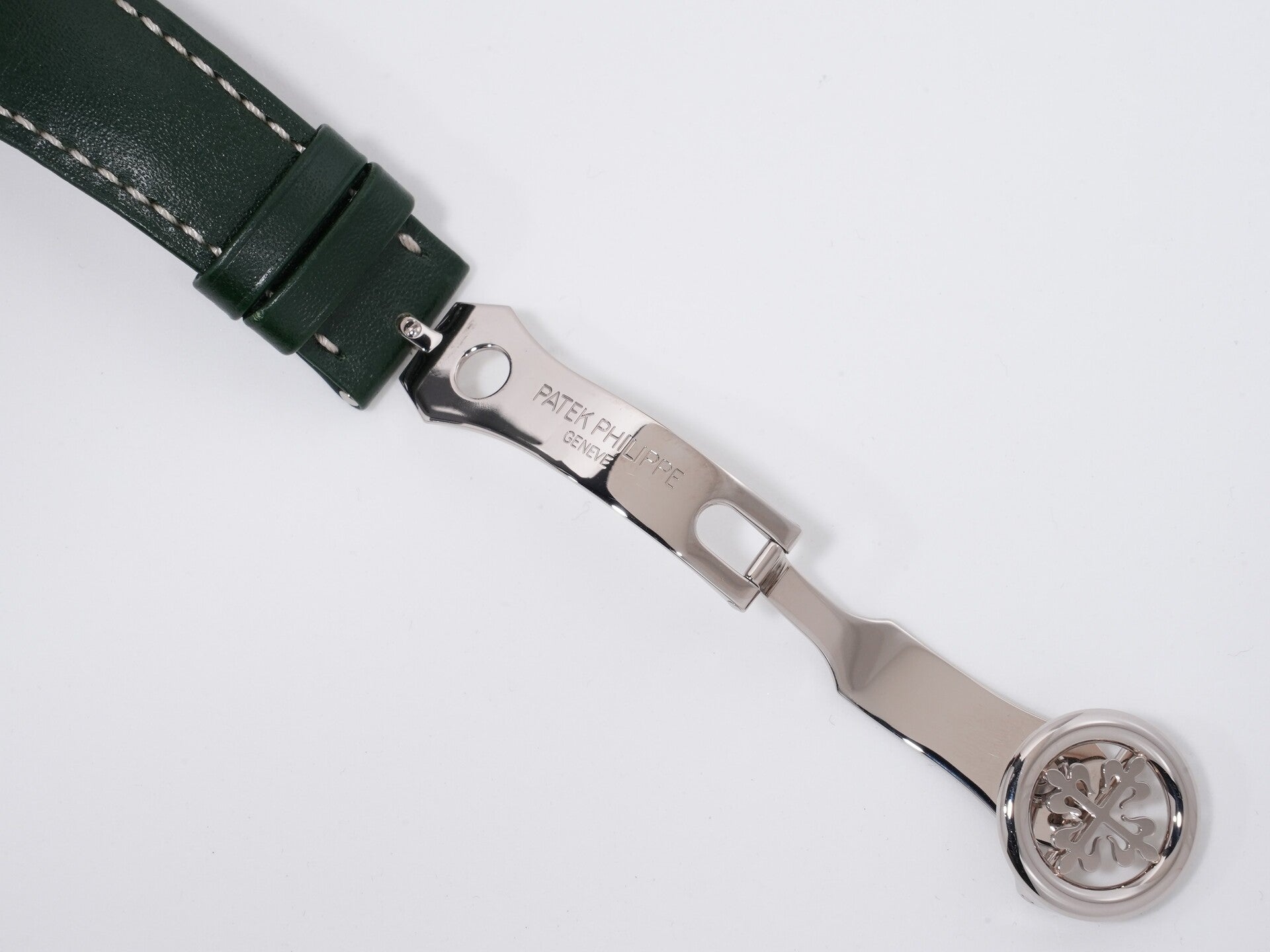 Patek Philippe Perpetual Calendar Split-Second Chronograph Ref. 5204G-001, 18K White Gold, Olive Green Sunburst Dial, Pre-owned (Beautiful Condition)  i9oanzws