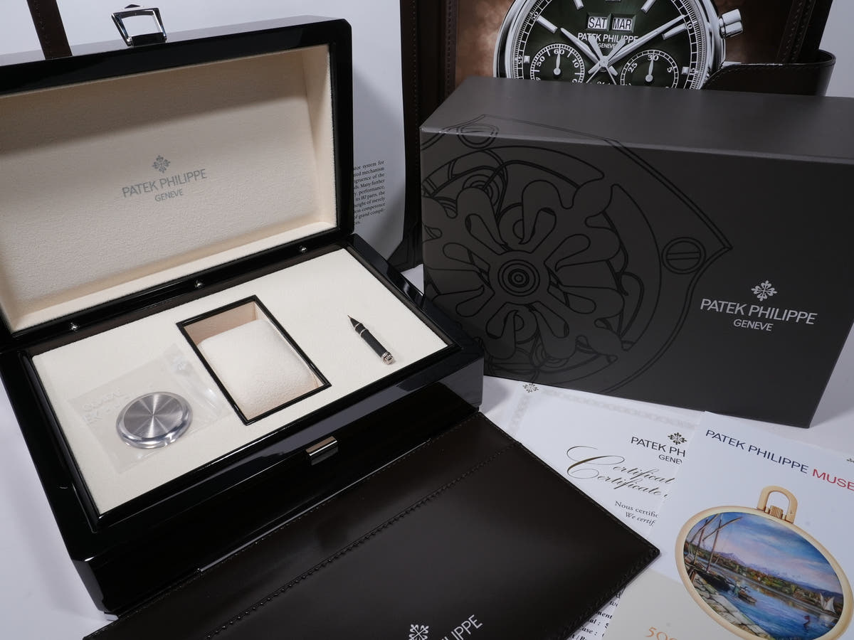 Patek Philippe Perpetual Calendar Split-Second Chronograph Ref. 5204G-001, 18K White Gold, Olive Green Sunburst Dial, Pre-owned (Beautiful Condition)  i9oanzws