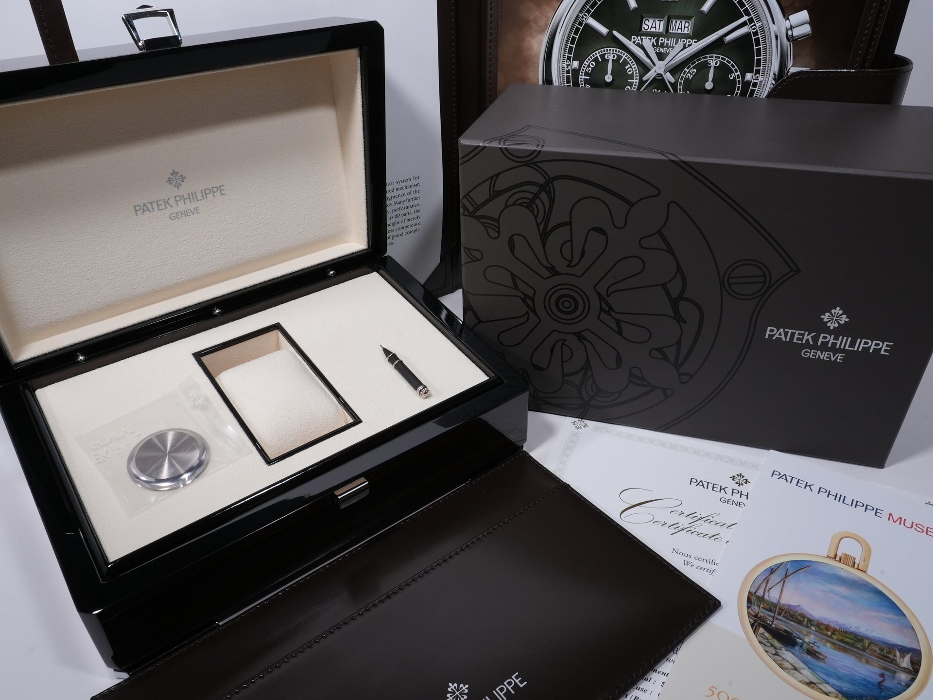 Patek Philippe Perpetual Calendar Split-Second Chronograph Ref. 5204G-001, 18K White Gold, Olive Green Sunburst Dial, Pre-owned (Beautiful Condition)  i9oanzws
