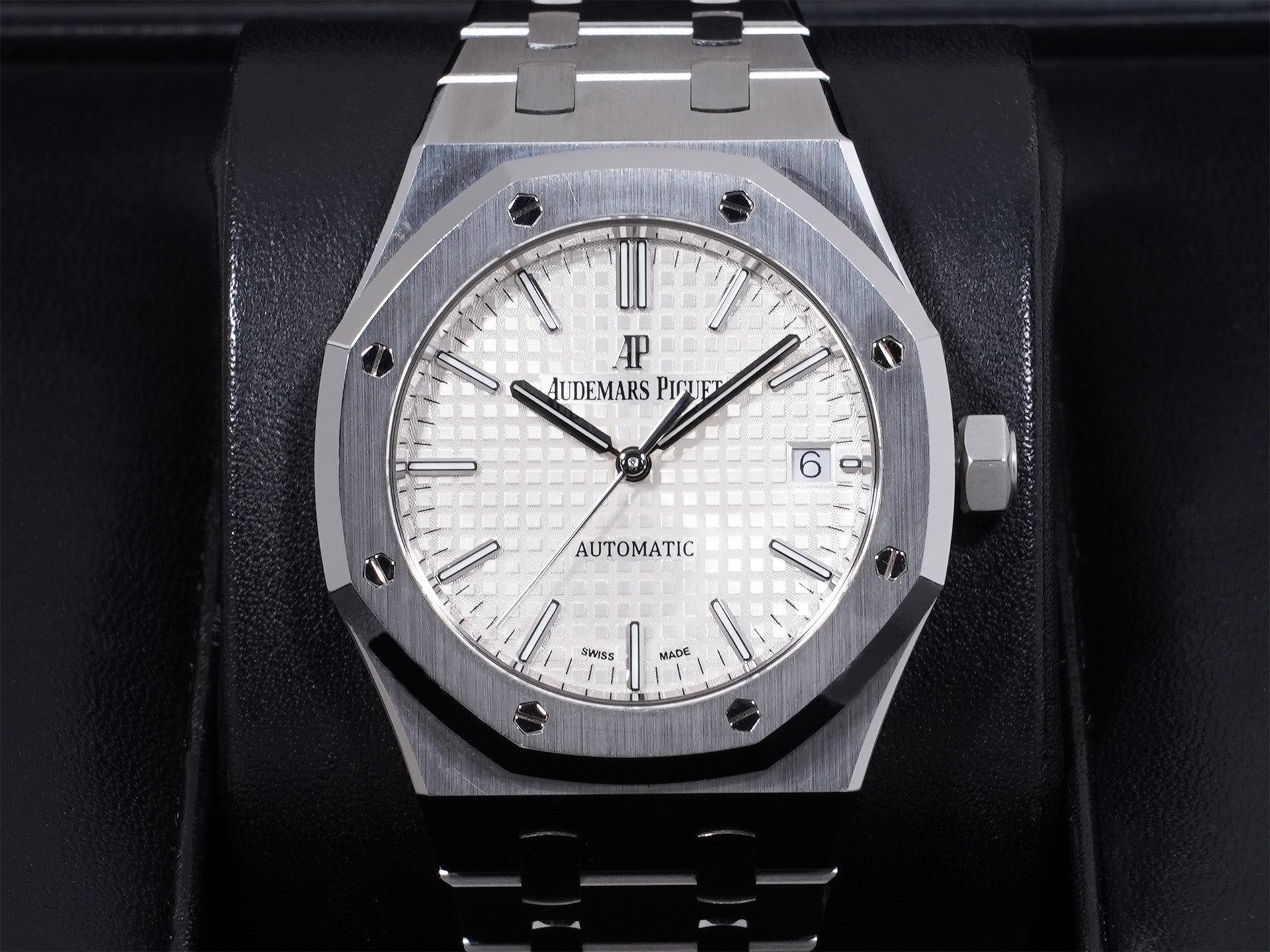 Audemars Piguet Royal Oak Ref. 15450ST.OO.1256ST.01, stainless steel, silver dial, pre-owned.  (gtturz5s appears to be an internal reference number and not part of the product description)