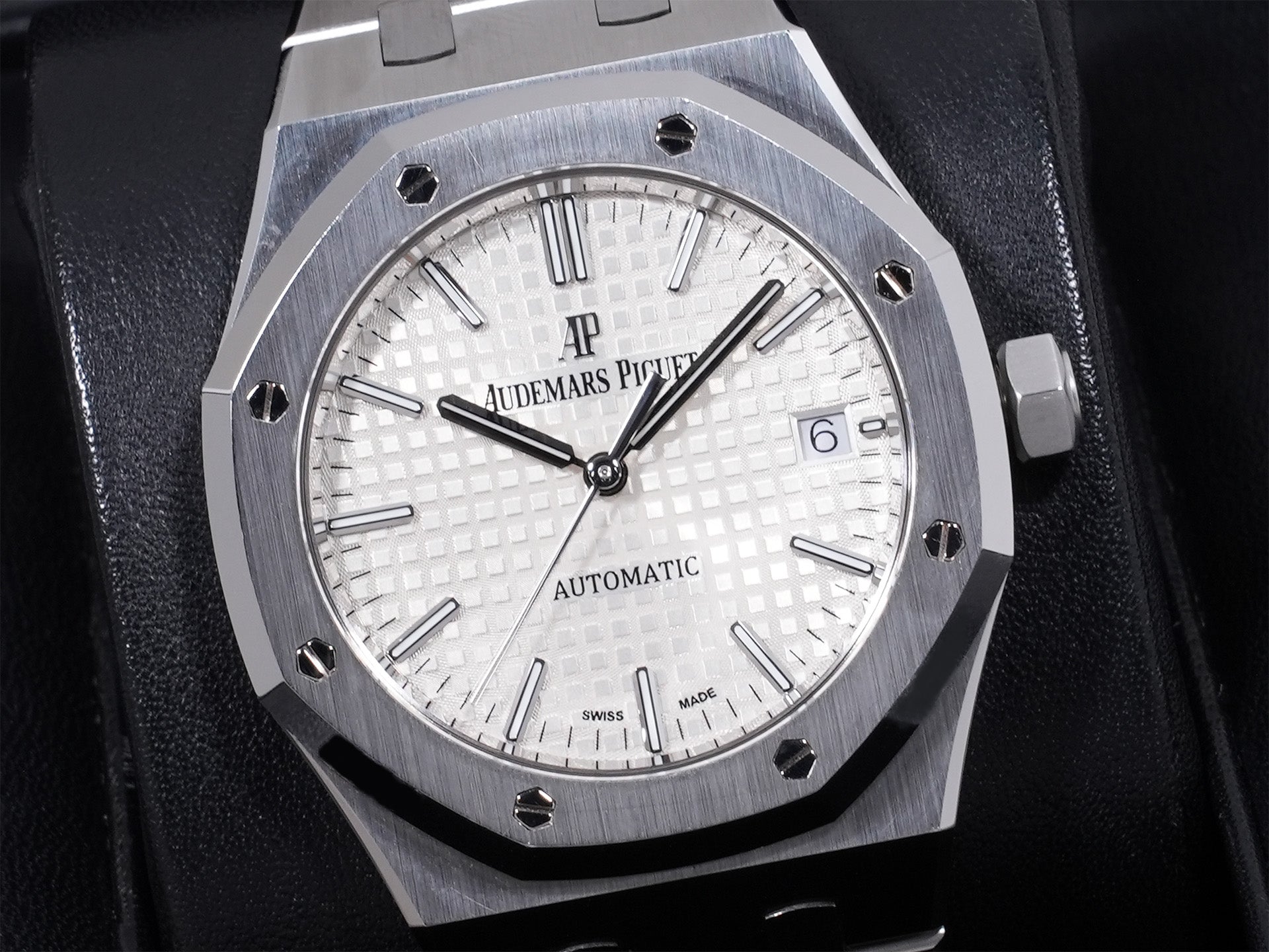 Audemars Piguet Royal Oak Ref. 15450ST.OO.1256ST.01, stainless steel, silver dial, pre-owned.  (gtturz5s appears to be an internal reference number and not part of the product description)