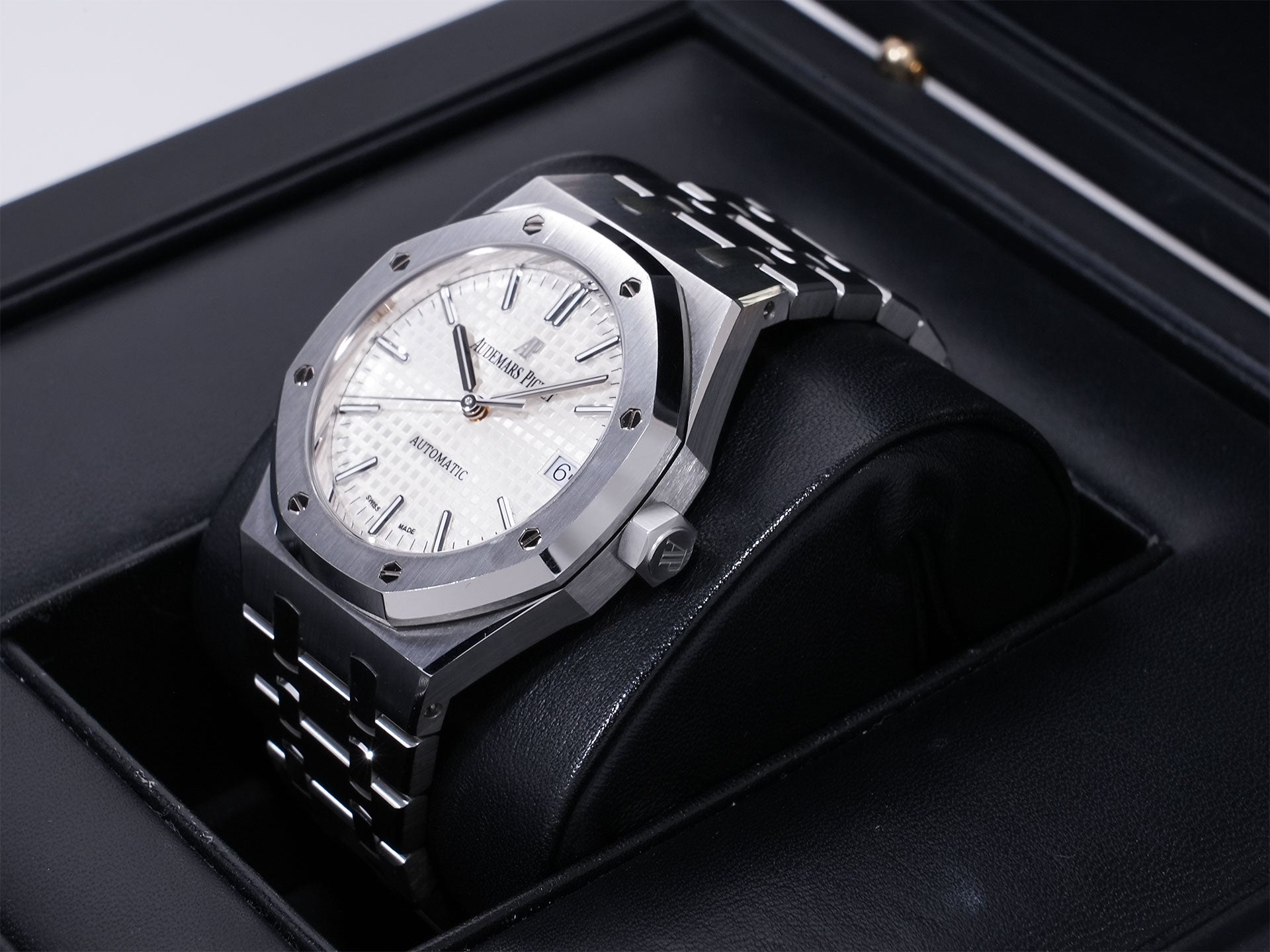 Audemars Piguet Royal Oak Ref. 15450ST.OO.1256ST.01, stainless steel, silver dial, pre-owned.  (gtturz5s appears to be an internal reference number and not part of the product description)