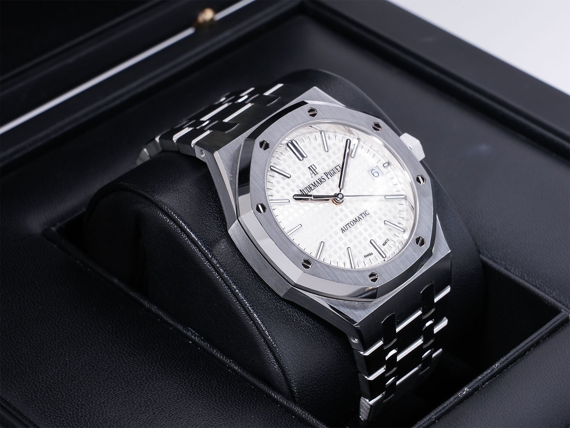 Audemars Piguet Royal Oak Ref. 15450ST.OO.1256ST.01, stainless steel, silver dial, pre-owned.  (gtturz5s appears to be an internal reference number and not part of the product description)