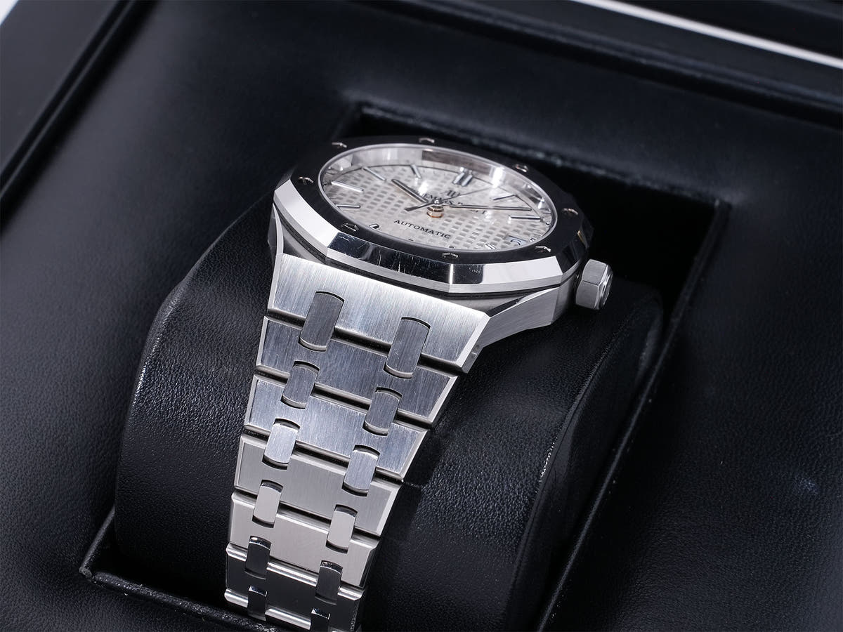 Audemars Piguet Royal Oak Ref. 15450ST.OO.1256ST.01, stainless steel, silver dial, pre-owned.  (gtturz5s appears to be an internal reference number and not part of the product description)