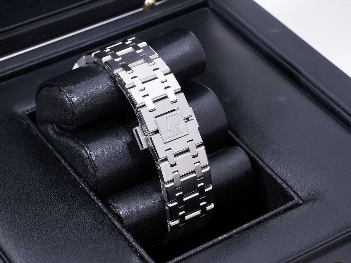 Audemars Piguet Royal Oak Ref. 15450ST.OO.1256ST.01, stainless steel, silver dial, pre-owned.  (gtturz5s appears to be an internal reference number and not part of the product description)