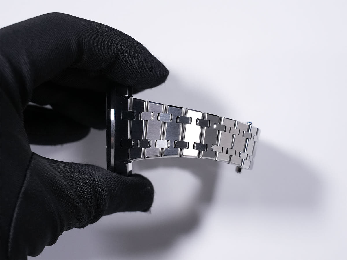 Audemars Piguet Royal Oak Ref. 15450ST.OO.1256ST.01, stainless steel, silver dial, pre-owned.  (gtturz5s appears to be an internal reference number and not part of the product description)