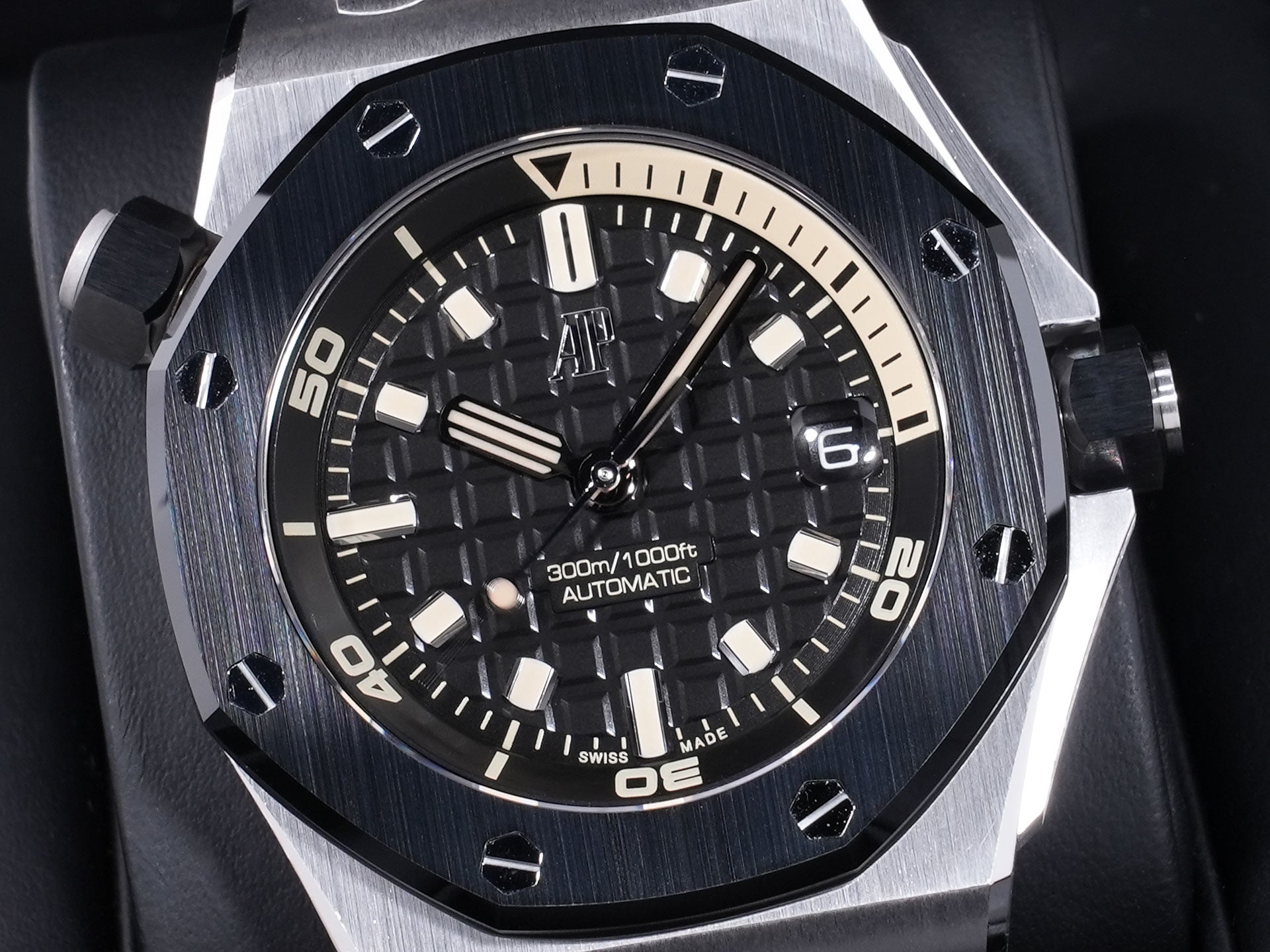 オーデマピゲ ロイヤルオーク オフショア ダイバー Ref.15720CN.OO.A002CA.01 18KWG ブラック文字盤 中古 8gw7ixwa