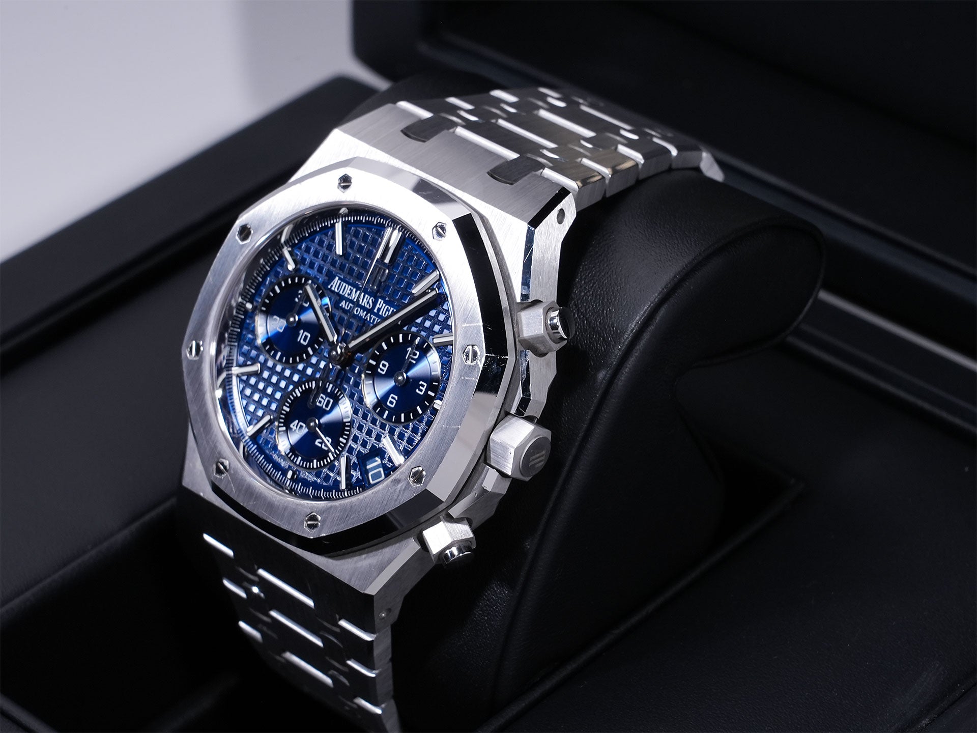 Audemars Piguet Royal Oak Chronograph Ref. 26239BC.OO.1220BC.01 18KWG Blue Dial, Pre-owned  5gheonf8