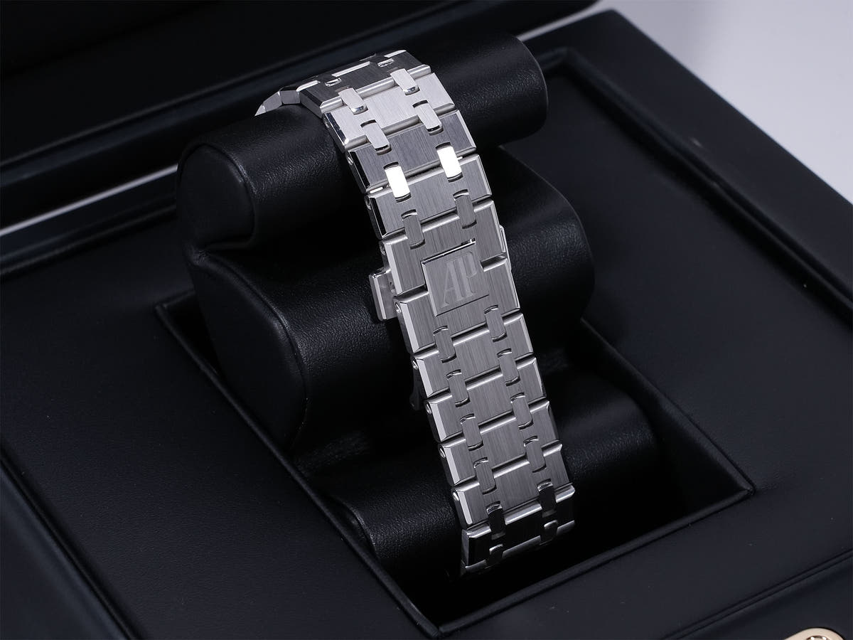 Audemars Piguet Royal Oak Chronograph Ref. 26239BC.OO.1220BC.01 18KWG Blue Dial, Pre-owned  5gheonf8