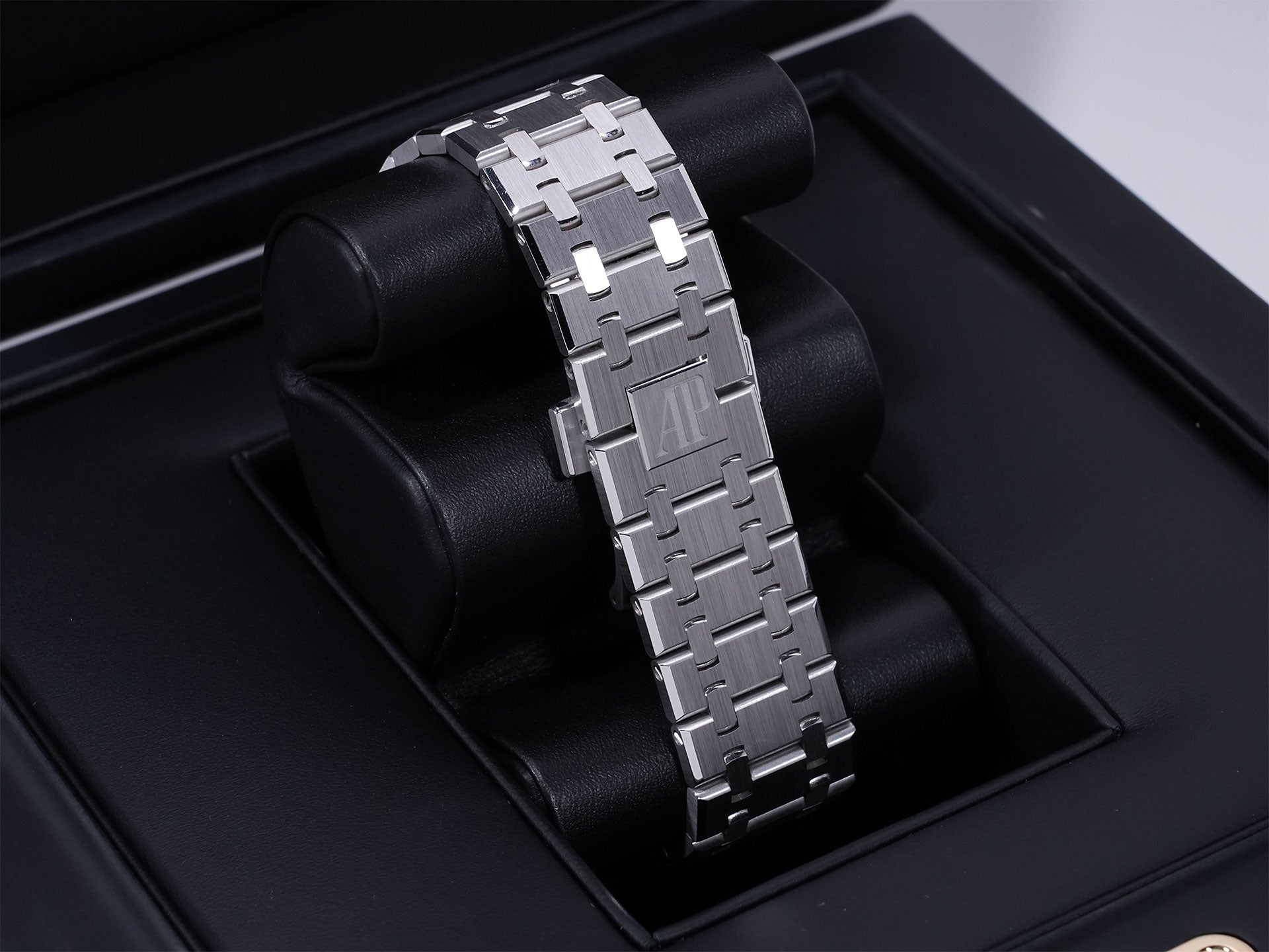 Audemars Piguet Royal Oak Chronograph Ref. 26239BC.OO.1220BC.01 18KWG Blue Dial, Pre-owned  5gheonf8
