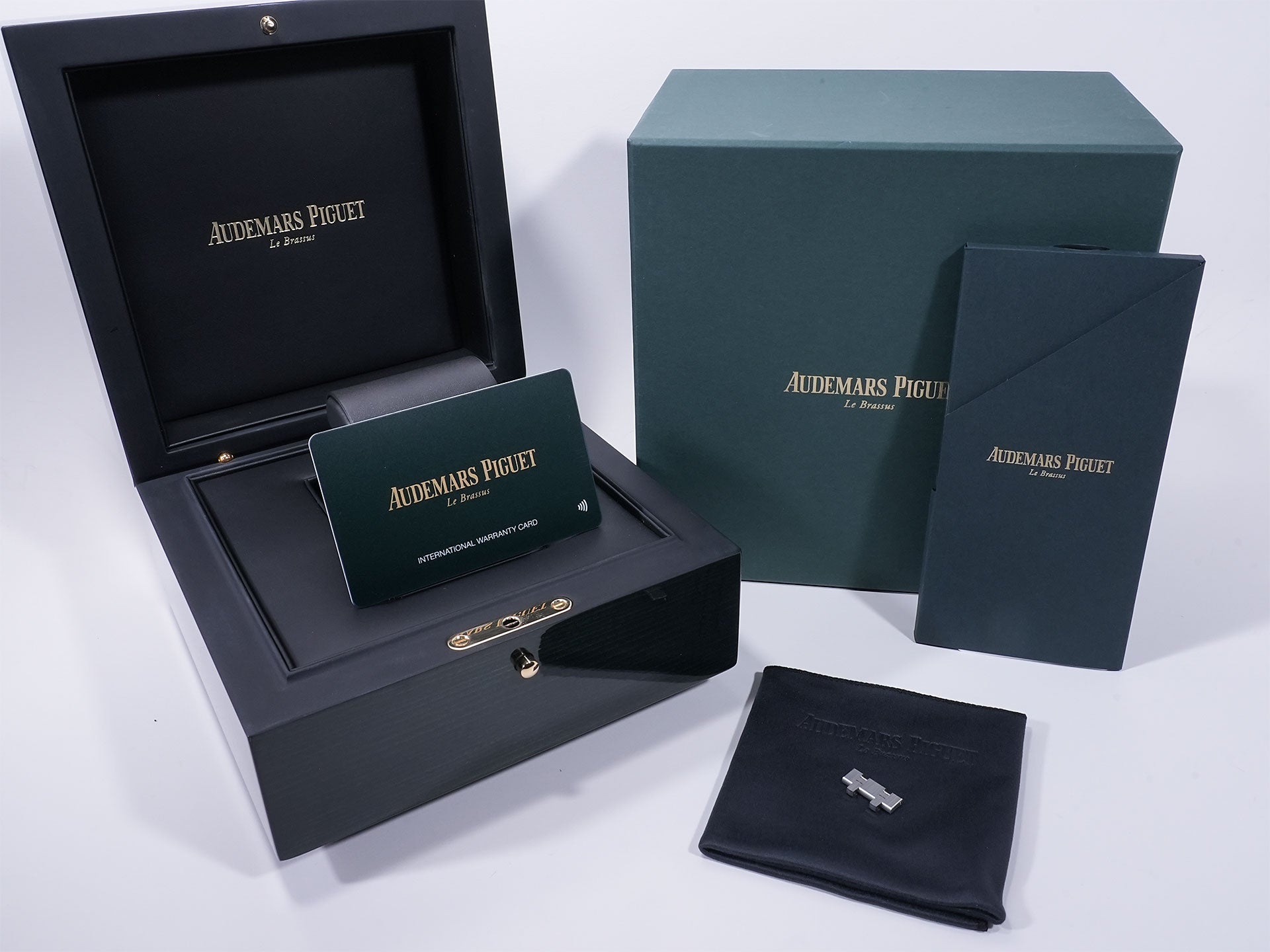 Audemars Piguet Royal Oak Chronograph Ref. 26239BC.OO.1220BC.01 18KWG Blue Dial, Pre-owned  5gheonf8