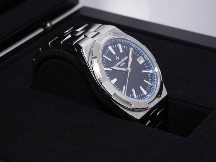 ヴァシュロンコンスタンタン オーヴァーシーズ Ref.4500V/110A-B128 ステンレススチール ブルー文字盤 中古 cgeip4zv