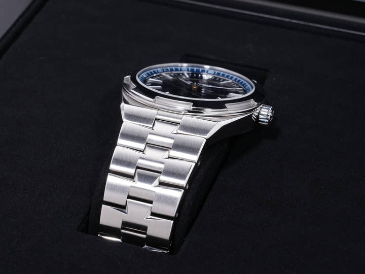 ヴァシュロンコンスタンタン オーヴァーシーズ Ref.4500V/110A-B128 ステンレススチール ブルー文字盤 中古 cgeip4zv
