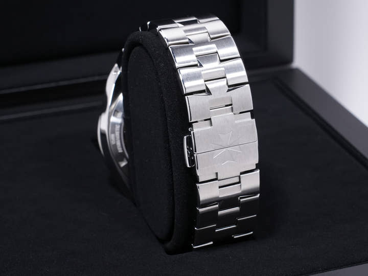 ヴァシュロンコンスタンタン オーヴァーシーズ Ref.4500V/110A-B128 ステンレススチール ブルー文字盤 中古 cgeip4zv