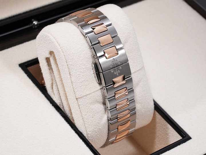 Patek Philippe Nautilus Chronograph Ref. 5980/1AR-001 Stainless Steel/Rose Gold Blue Dial Unused vwpdx3cg