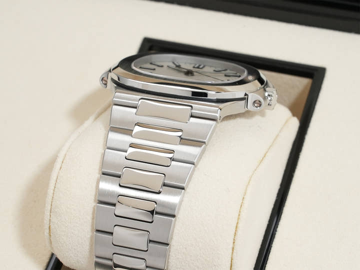 パテックフィリップ ノーチラス Ref.5711/1A-011 ステンレススチール ホワイト文字盤 美品 pnpxpiku