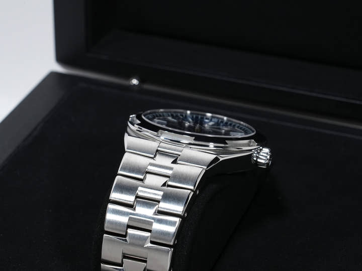 ヴァシュロンコンスタンタン オーヴァーシーズ Ref.4500V/110A-B128 ステンレススチール ブルー文字盤 中古 nvvjekeh