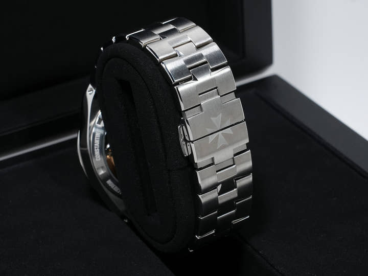 ヴァシュロンコンスタンタン オーヴァーシーズ Ref.4500V/110A-B128 ステンレススチール ブルー文字盤 中古 nvvjekeh