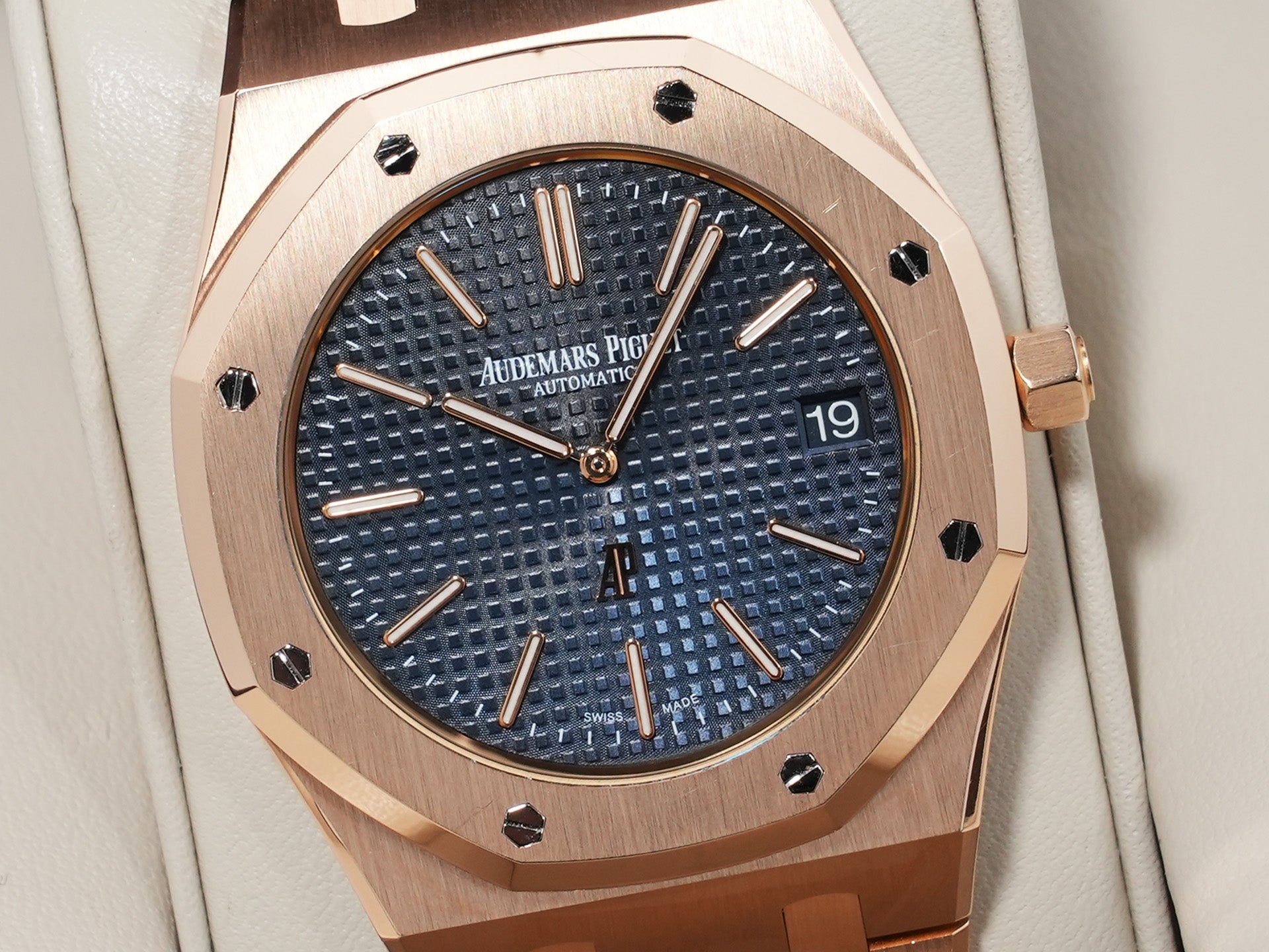 Audemars Piguet Royal Oak Jumbo Extra-Thin Ref. 15202OR.OO.1240OR.01 Pink Gold Blue Dial Pre-owned v656dayu