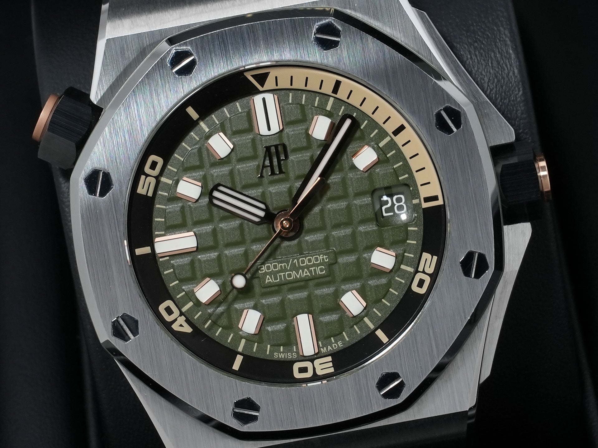 Audemars Piguet Royal Oak Offshore Diver Ref. 15720ST.OO.A052CA.01 Stainless Steel Khaki Green Dial Pre-owned (Excellent Condition)  ndjz4qz8