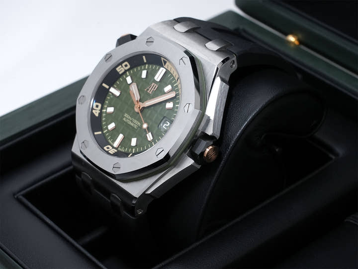 Audemars Piguet Royal Oak Offshore Diver Ref. 15720ST.OO.A052CA.01 Stainless Steel Khaki Green Dial Pre-owned (Excellent Condition)  ndjz4qz8