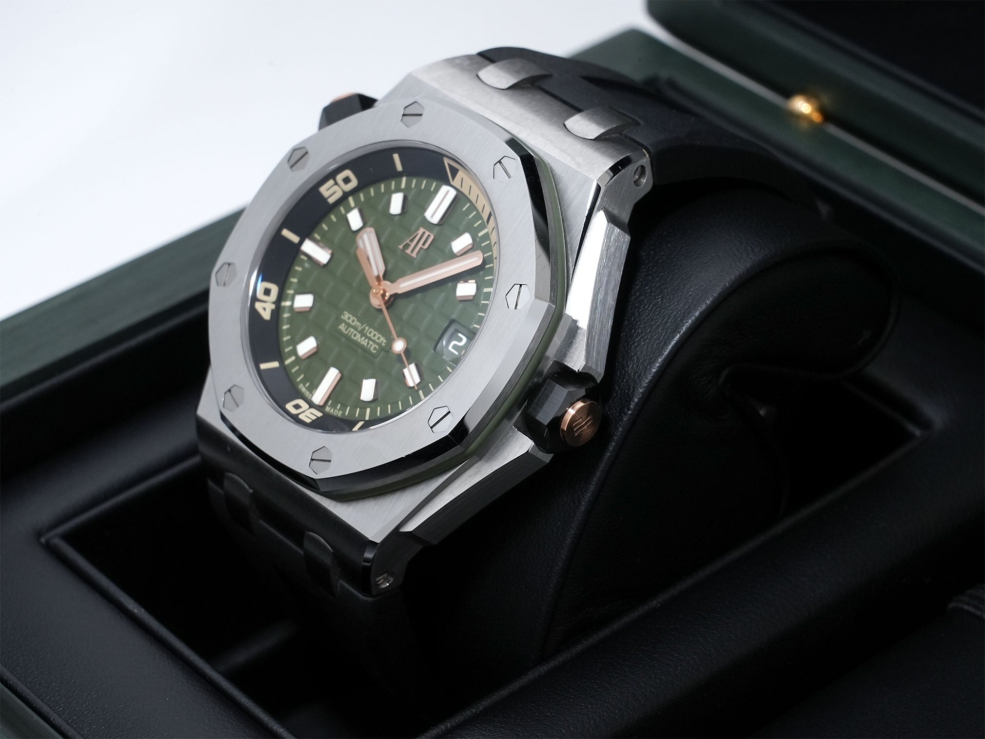 Audemars Piguet Royal Oak Offshore Diver Ref. 15720ST.OO.A052CA.01 Stainless Steel Khaki Green Dial Pre-owned (Excellent Condition)  ndjz4qz8