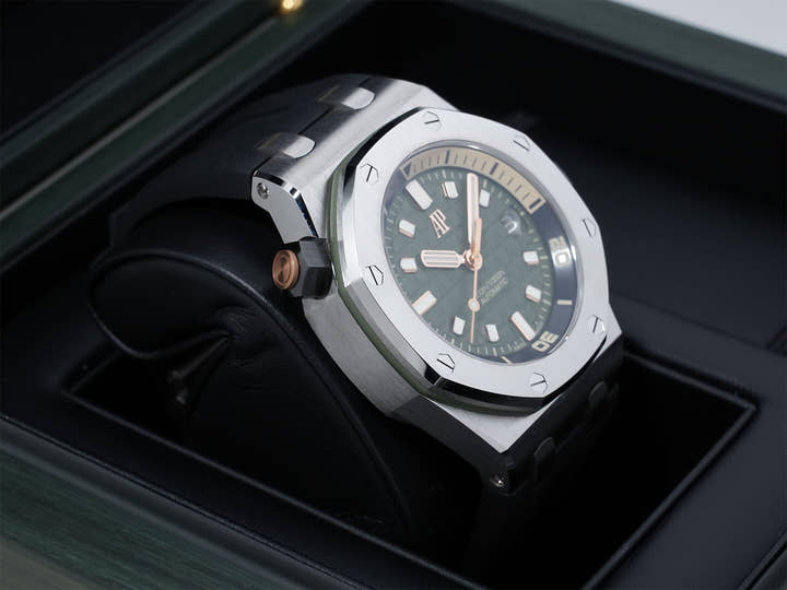 Audemars Piguet Royal Oak Offshore Diver Ref. 15720ST.OO.A052CA.01 Stainless Steel Khaki Green Dial Pre-owned (Excellent Condition)  ndjz4qz8