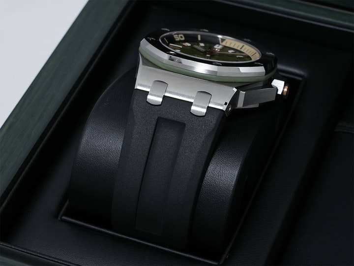 Audemars Piguet Royal Oak Offshore Diver Ref. 15720ST.OO.A052CA.01 Stainless Steel Khaki Green Dial Pre-owned (Excellent Condition)  ndjz4qz8