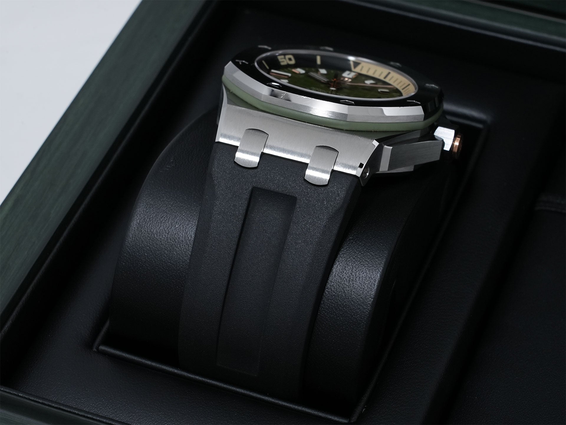 Audemars Piguet Royal Oak Offshore Diver Ref. 15720ST.OO.A052CA.01 Stainless Steel Khaki Green Dial Pre-owned (Excellent Condition)  ndjz4qz8