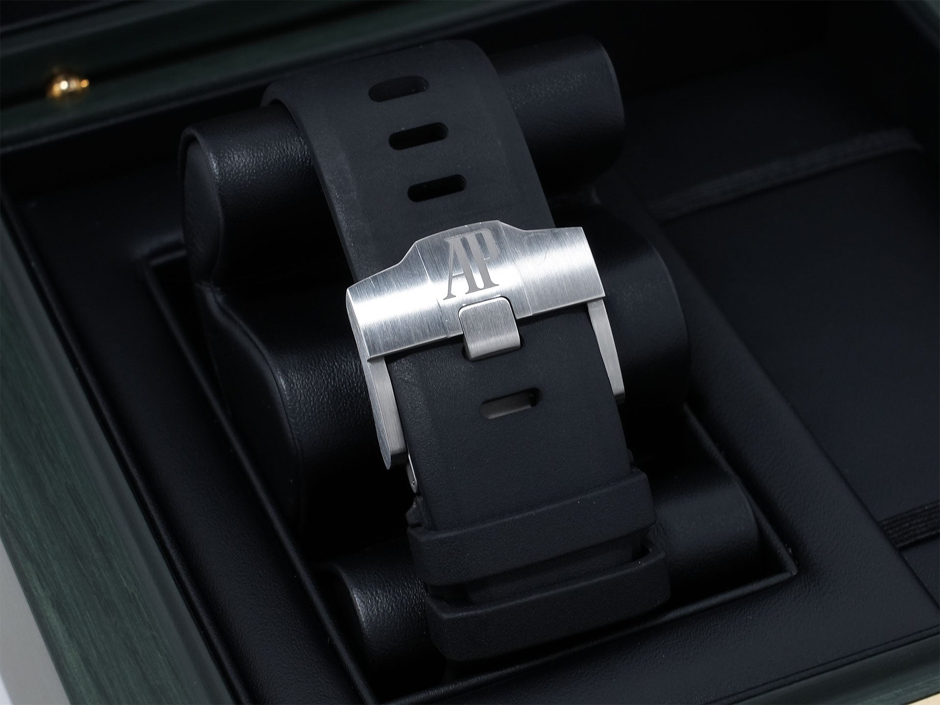 Audemars Piguet Royal Oak Offshore Diver Ref. 15720ST.OO.A052CA.01 Stainless Steel Khaki Green Dial Pre-owned (Excellent Condition)  ndjz4qz8