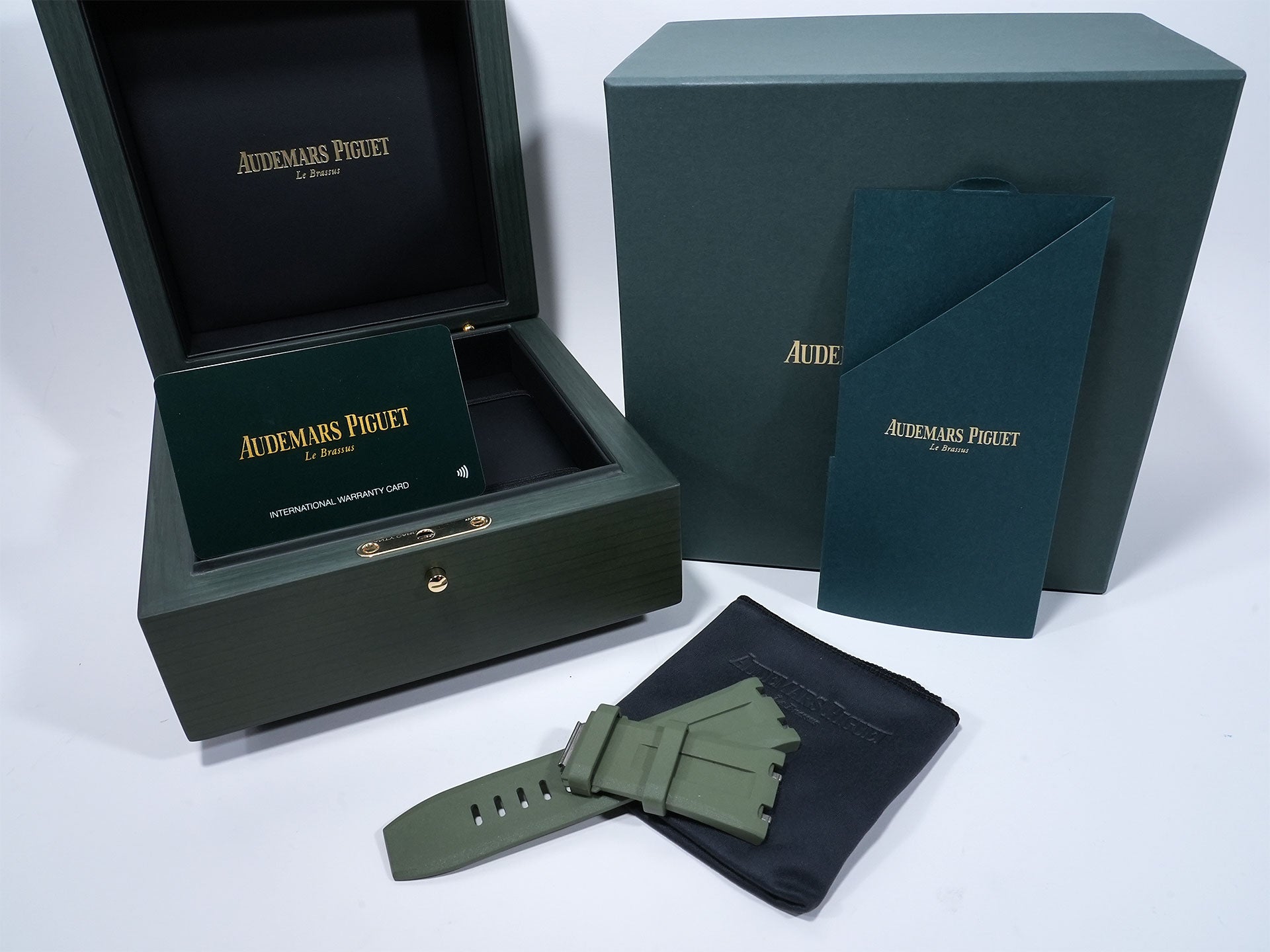 Audemars Piguet Royal Oak Offshore Diver Ref. 15720ST.OO.A052CA.01 Stainless Steel Khaki Green Dial Pre-owned (Excellent Condition)  ndjz4qz8