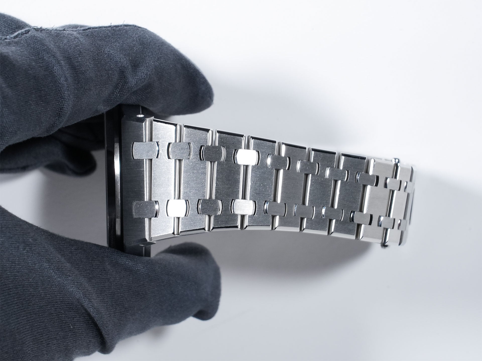 Audemars Piguet Royal Oak Ref. 15400ST.OO.1220ST.03 Stainless Steel Blue Dial, Pre-owned (Excellent Condition) qi8kqmg2