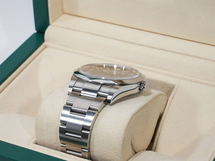 Rolex Explorer I, mirror black dial, Ref. 214270, stainless steel, black dial, Oyster bracelet, pre-owned.  (2ju4j5wu appears to be an internal reference number and not part of the product description)