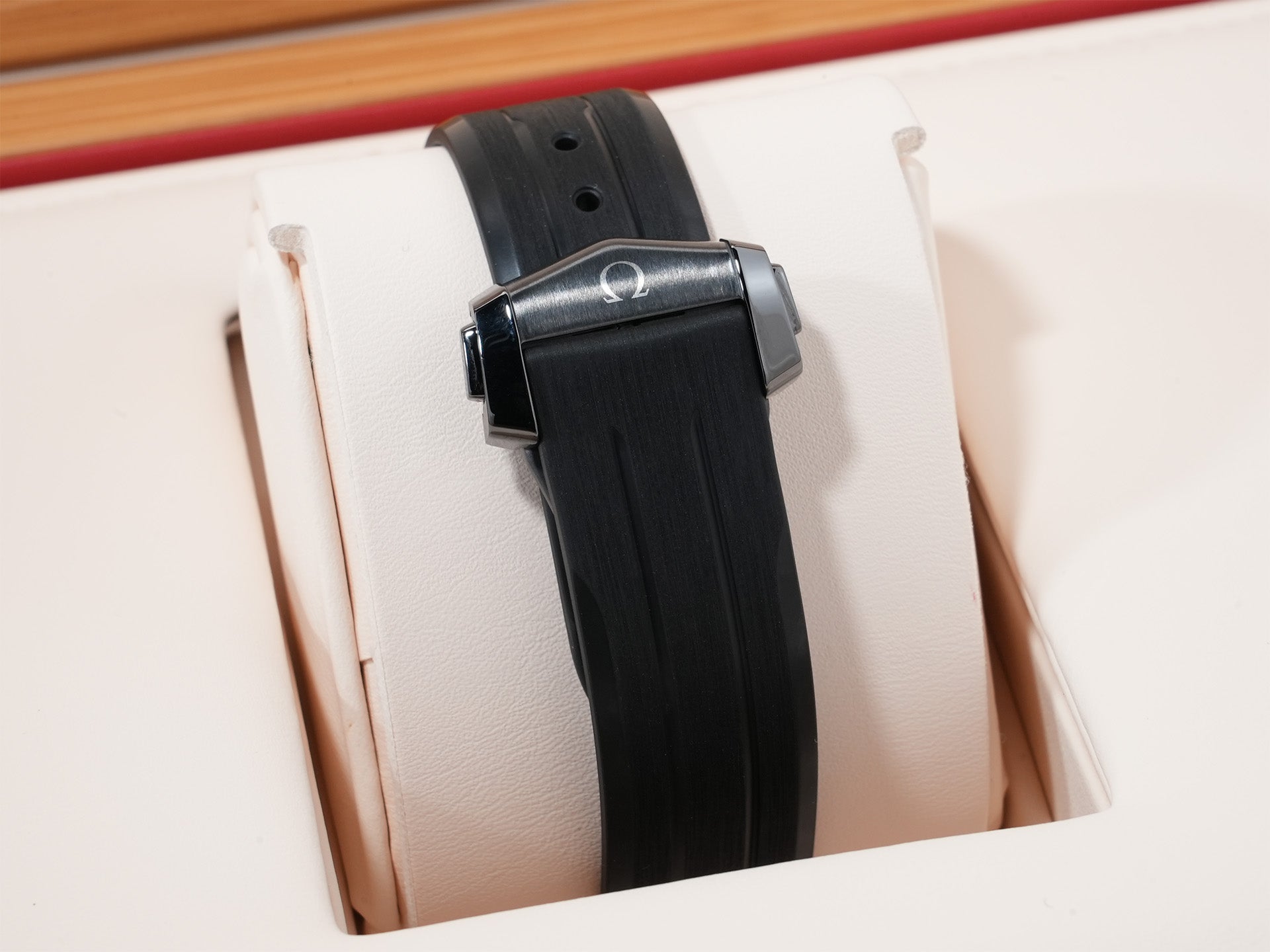 オメガ スピードマスター ダーク サイド オブ ザ ムーン クロノグラフ 44.25 MM Ref.310.92.44.51.01.001 ブラックセラミック ブラック文字盤 未使用 o85wu3nf