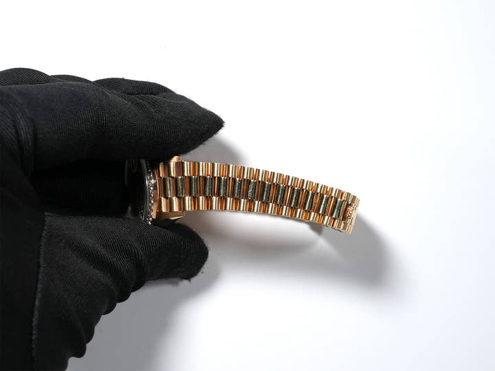 Pre-owned Rolex Datejust Ref. 69138 Yellow Gold with 11 Pave Diamonds and Sapphire Dial (r5c3vggt)