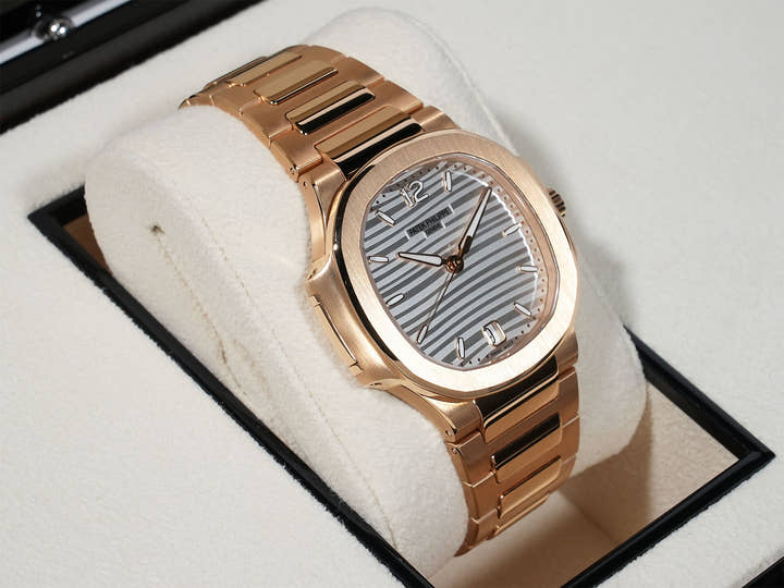 Patek Philippe Nautilus Ref. 7118/1R-001 Rose Gold with Silver Opaline Dial, Excellent Condition ijwu2fa3