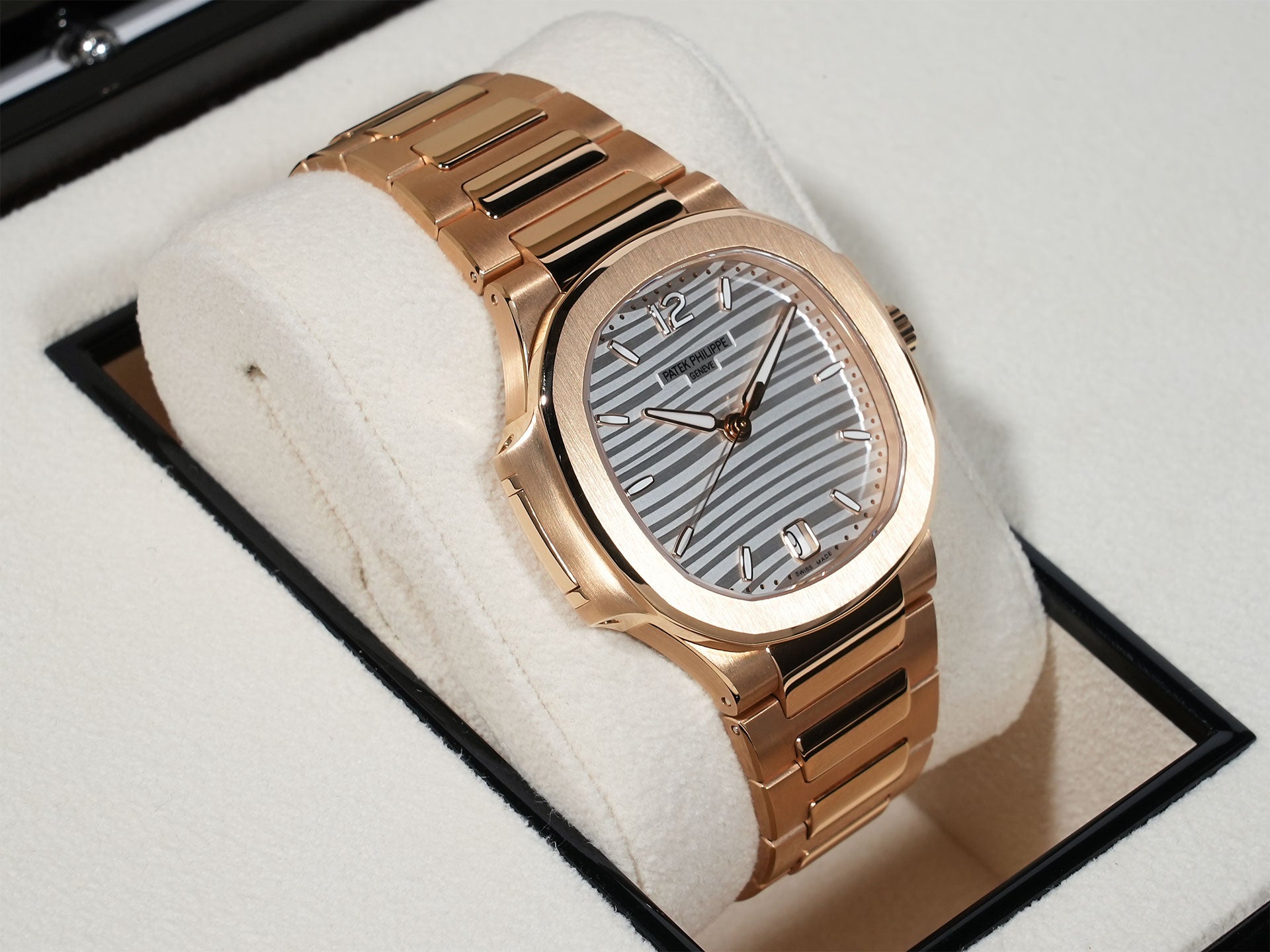 Patek Philippe Nautilus Ref. 7118/1R-001 Rose Gold with Silver Opaline Dial, Excellent Condition ijwu2fa3