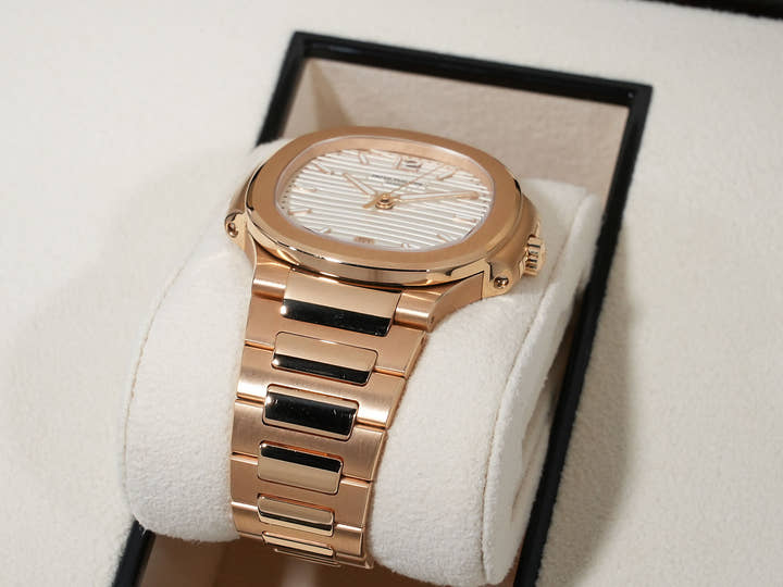 Patek Philippe Nautilus Ref. 7118/1R-001 Rose Gold with Silver Opaline Dial, Excellent Condition ijwu2fa3