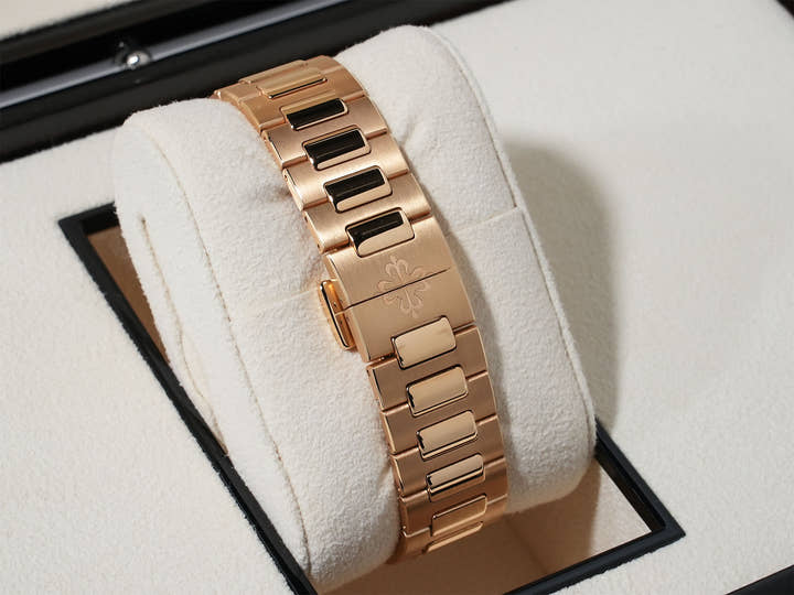 Patek Philippe Nautilus Ref. 7118/1R-001 Rose Gold with Silver Opaline Dial, Excellent Condition ijwu2fa3