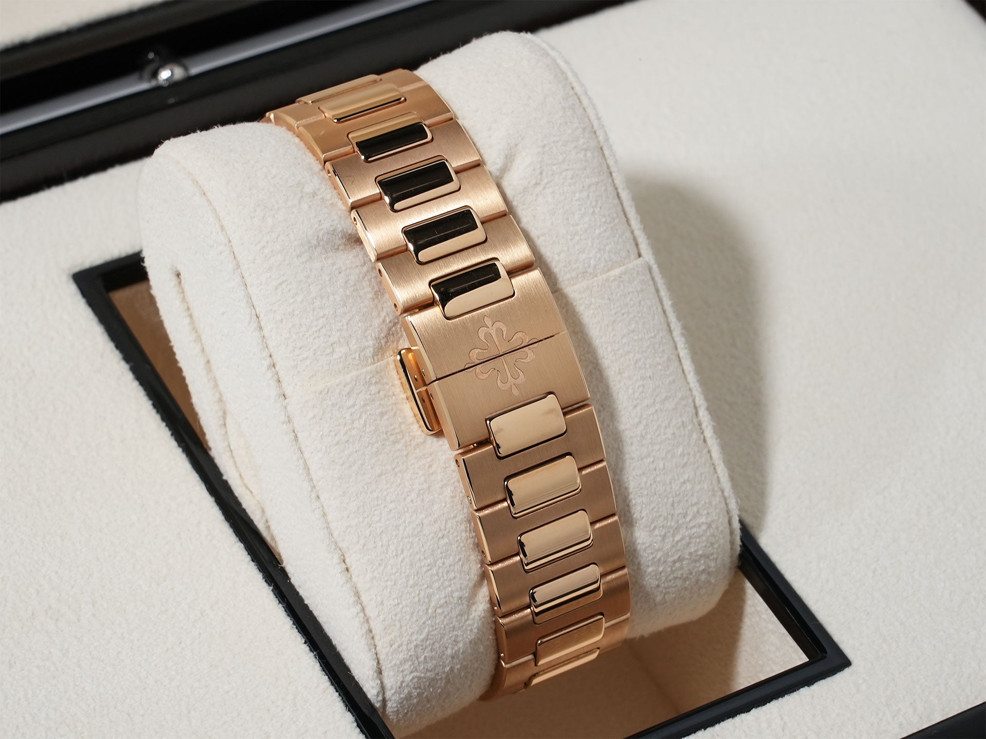 Patek Philippe Nautilus Ref. 7118/1R-001 Rose Gold with Silver Opaline Dial, Excellent Condition ijwu2fa3