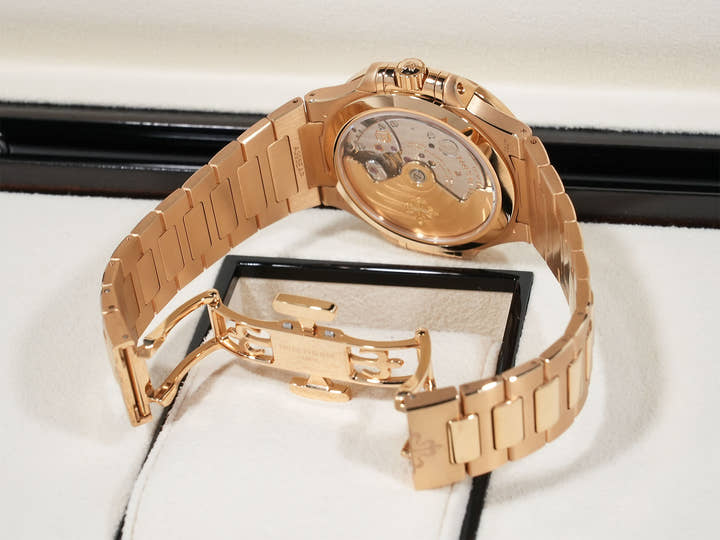 Patek Philippe Nautilus Ref. 7118/1R-001 Rose Gold with Silver Opaline Dial, Excellent Condition ijwu2fa3