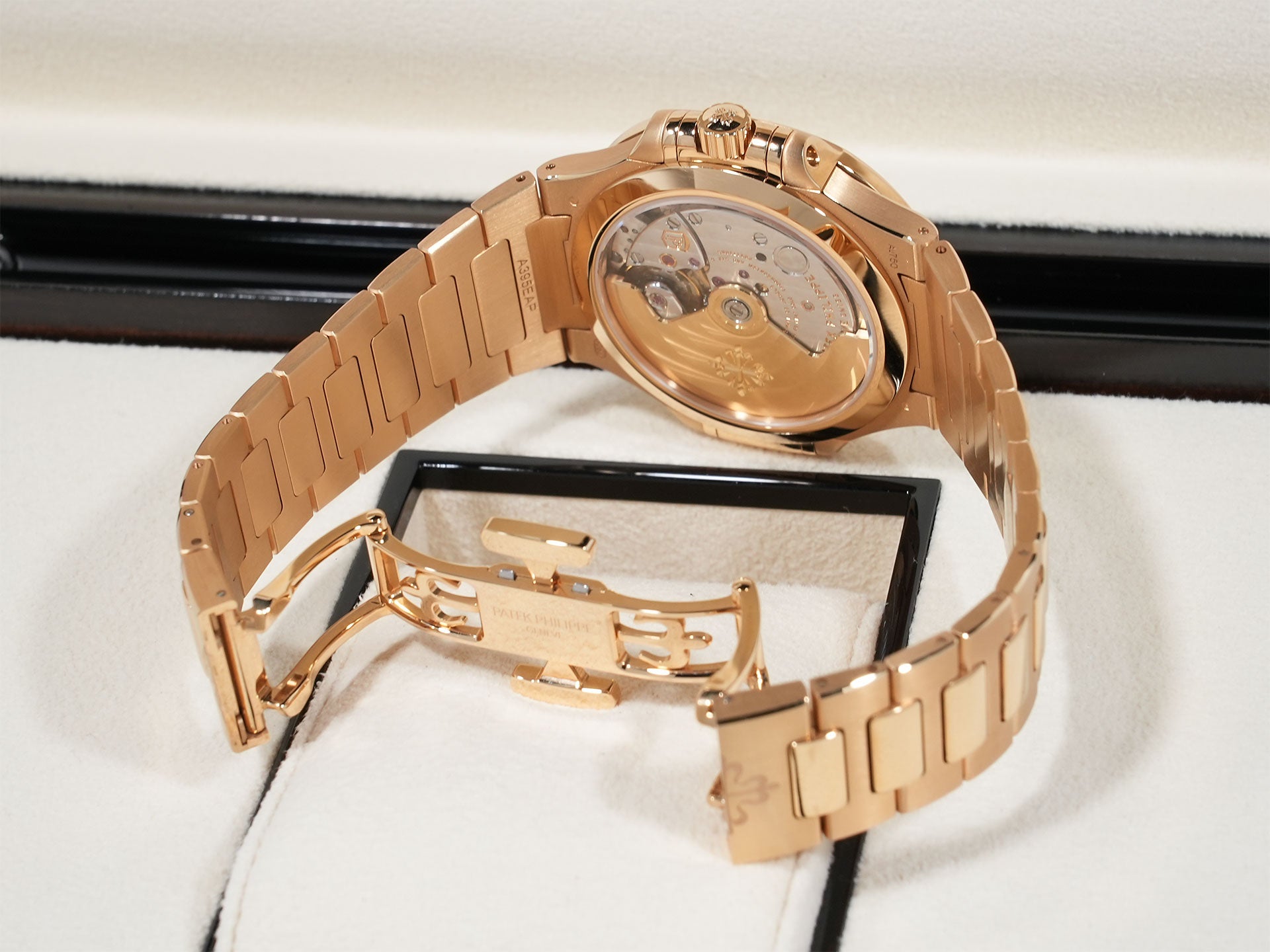 Patek Philippe Nautilus Ref. 7118/1R-001 Rose Gold with Silver Opaline Dial, Excellent Condition ijwu2fa3