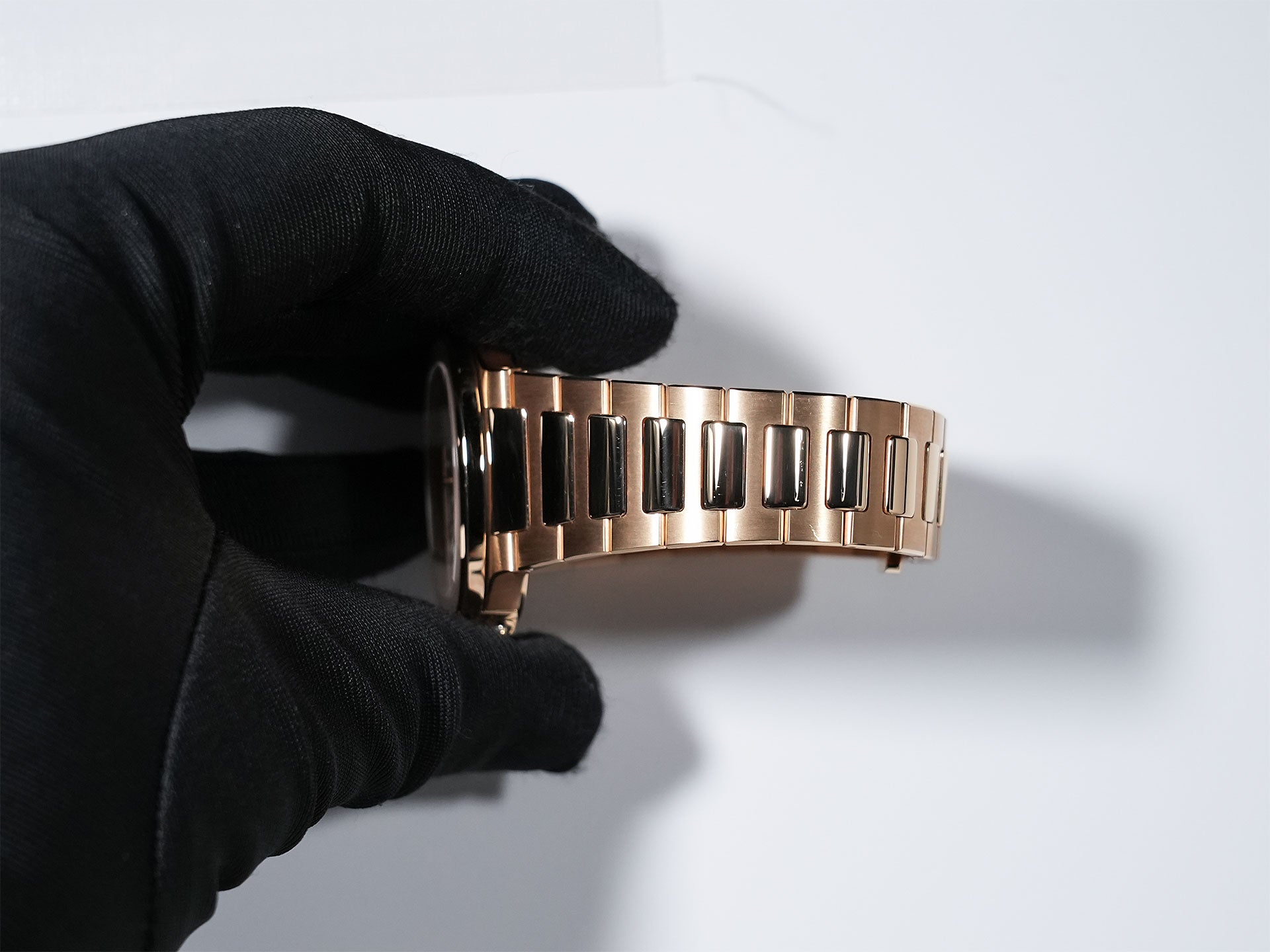 Patek Philippe Nautilus Ref. 7118/1R-001 Rose Gold with Silver Opaline Dial, Excellent Condition ijwu2fa3