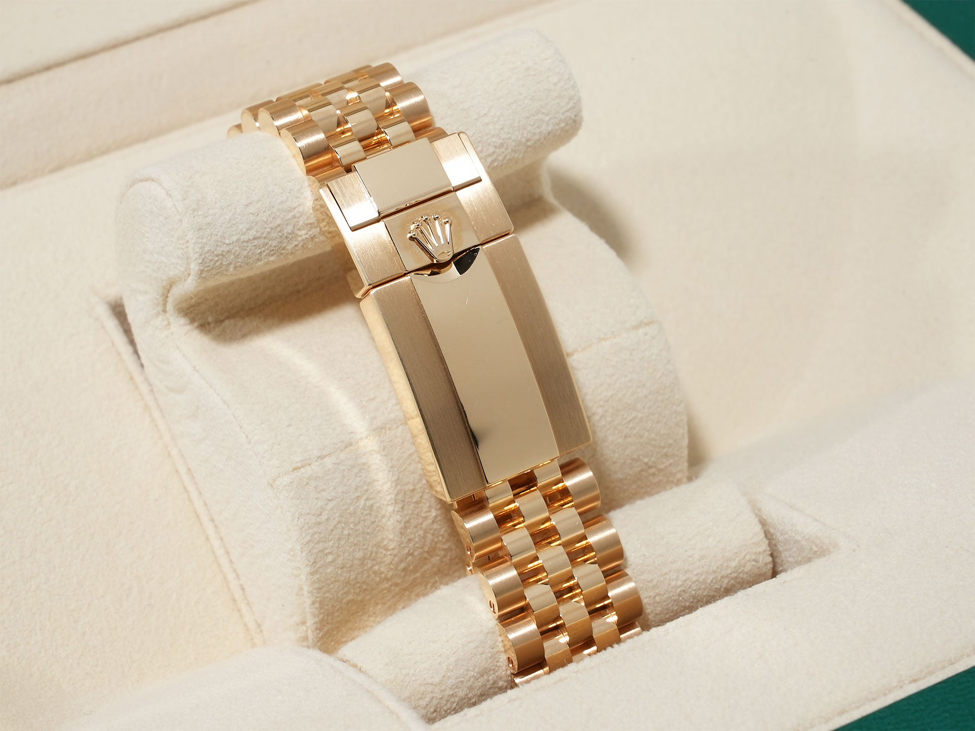 Rolex GMT-Master II Ref. 126718GRNR Yellow Gold with Black Dial and Jubilee Bracelet, Excellent Condition (u4nrygei)