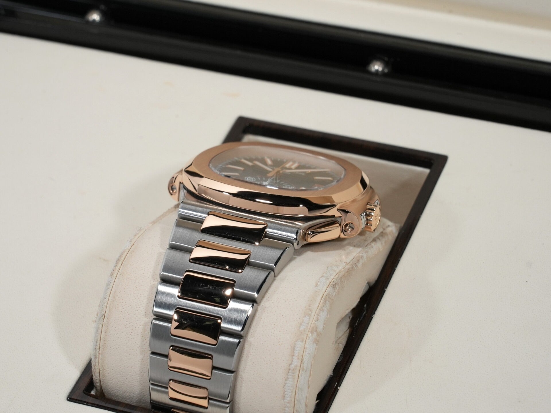 パテックフィリップ ノーチラス クロノグラフ Ref.5980/1AR-001 ステンレススチール/ローズゴールド ブルー文字盤 中古 hazxvdjg