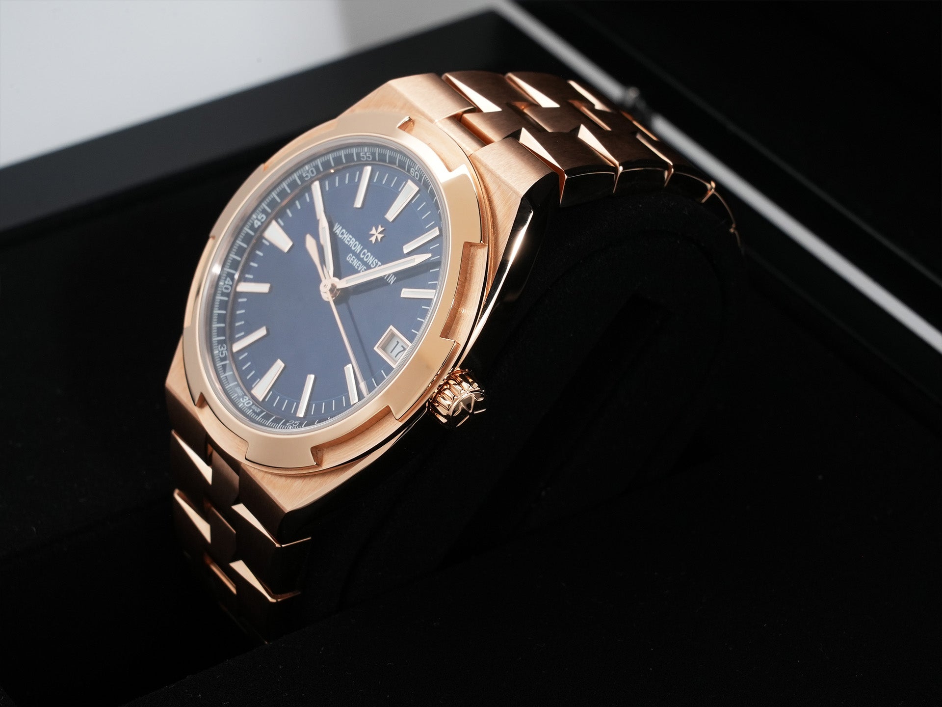 Vacheron Constantin Overseas Automatic Ref. 4520V/210R-B705 Pink Gold Blue Dial Unused ev3q7k2i
