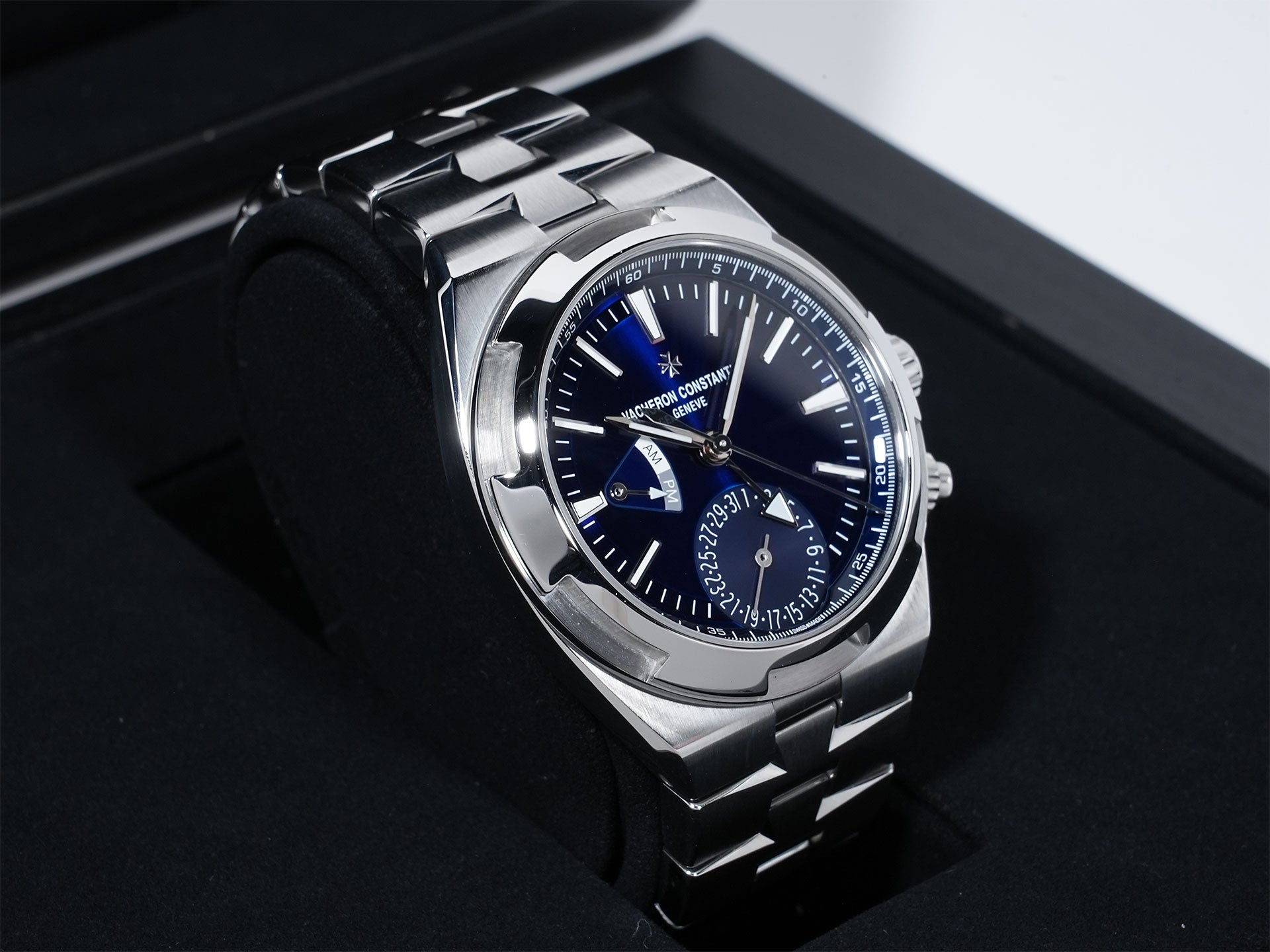 Vacheron Constantin Overseas Dual Time Ref. 7900V/110A-B334 Stainless Steel Blue Dial Pre-owned p6apwm48