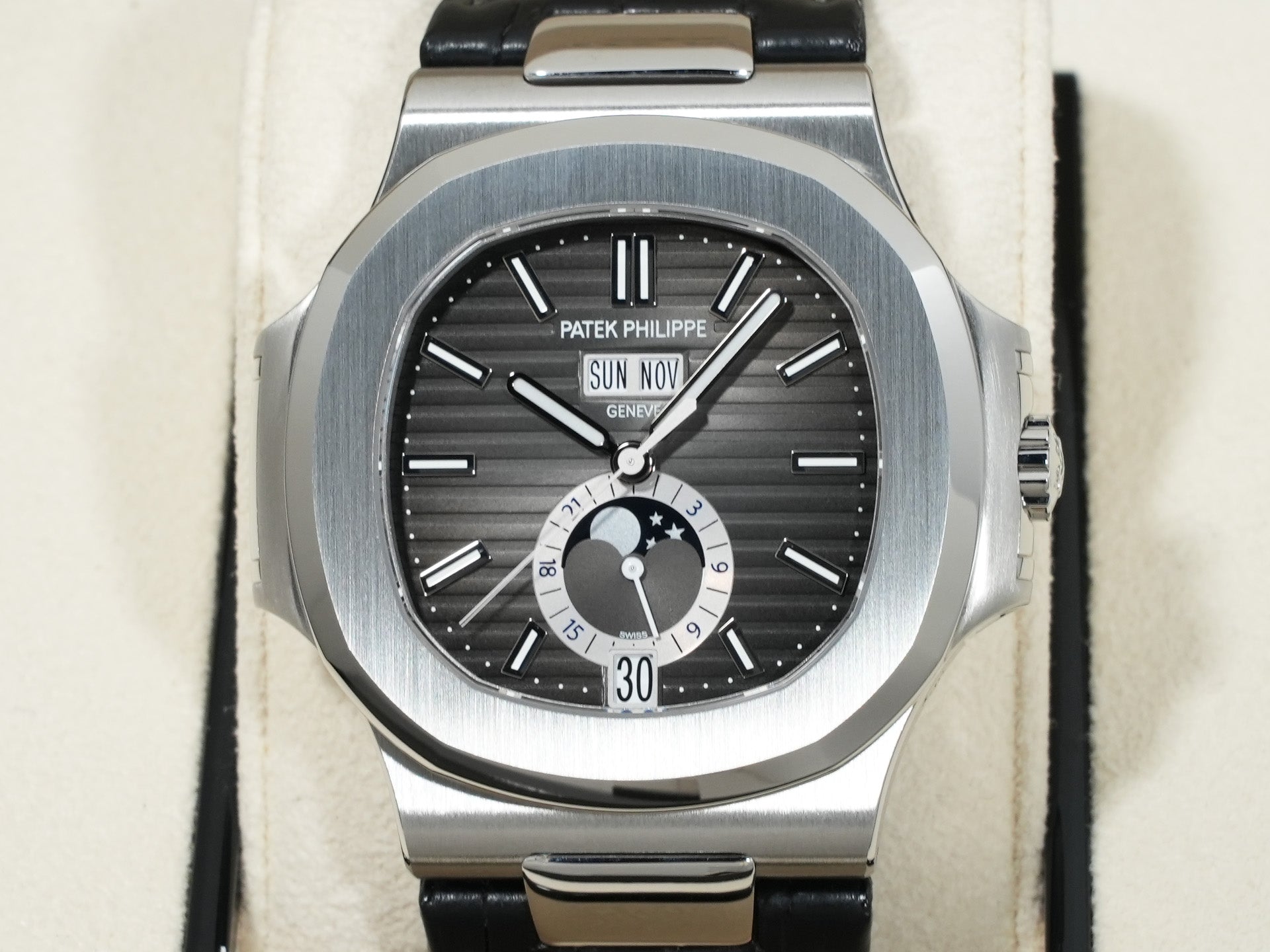 パテックフィリップ ノーチラス アニュアルカレンダー ムーンフェイズ Ref.5726A-001 ステンレススチール ブラック文字盤 未使用 5sha6t56